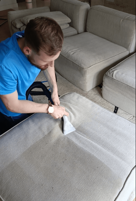 Ekstraktor w trakcie pracy - widoczna brudna woda odsysana z pozornie czystej kanapy