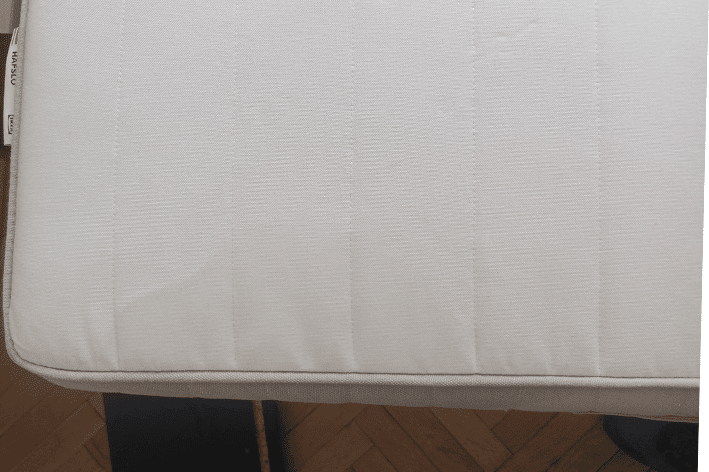 Stare plamy krwi na materacu przed profesjonalnym czyszczeniem