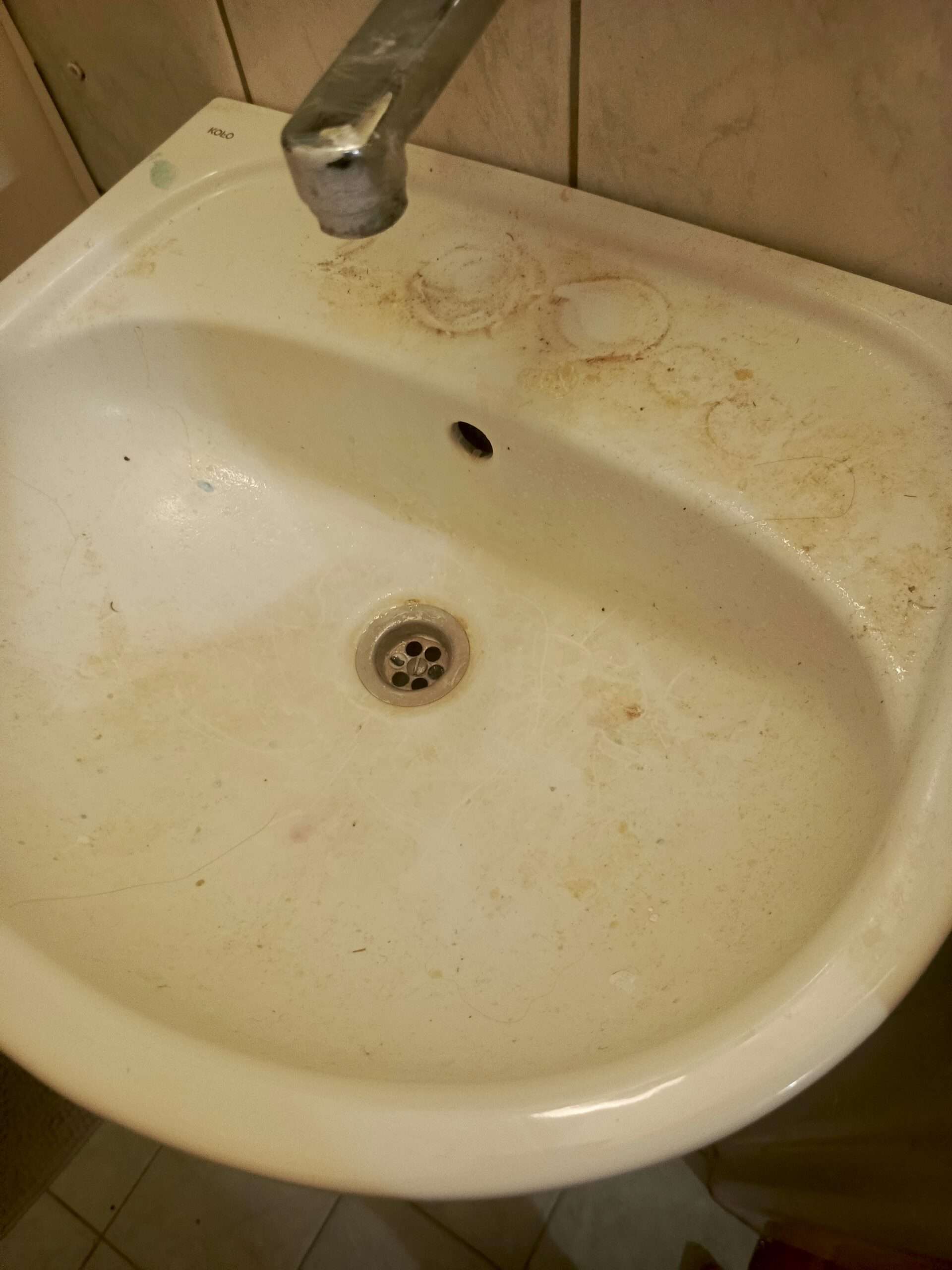 sprzątanie mieszkań Warszawa - zakamieniona umywalka przed czyszczeniem