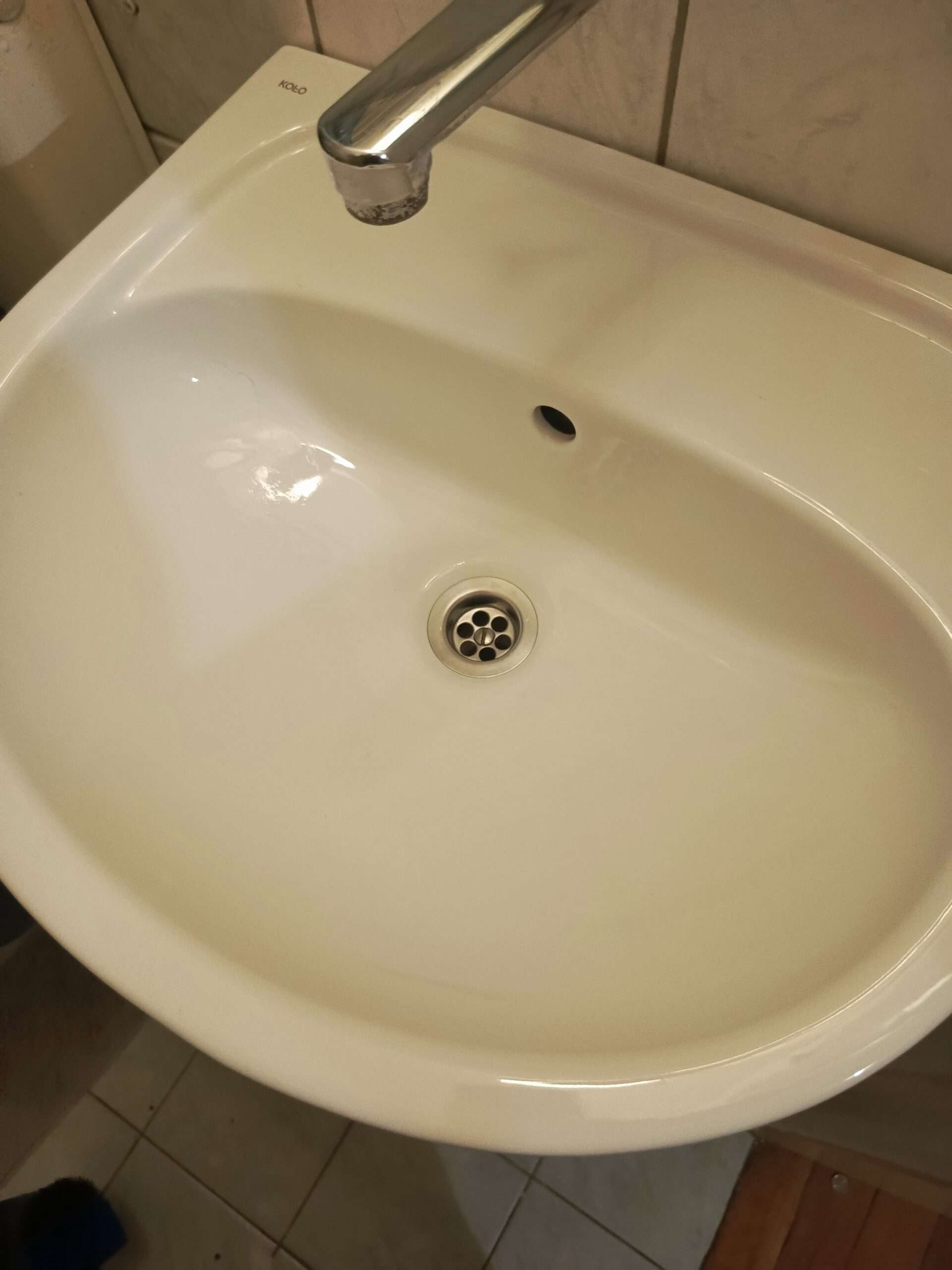 sprzątanie mieszkań Warszawa - czysta umywalka po usunięciu kamienia