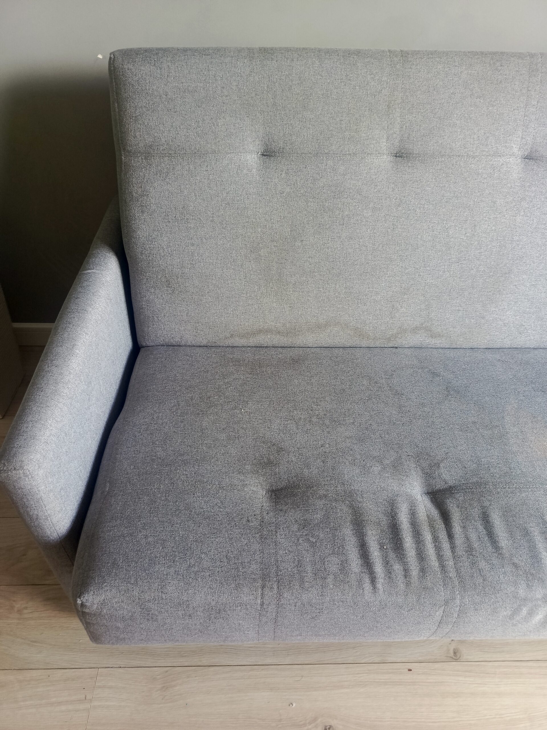 metody Czyszczenia Tapicerki Zabrudzona kanapa z plamami przed praniem ekstrakcyjnym — Cleaner Mix Warszawa