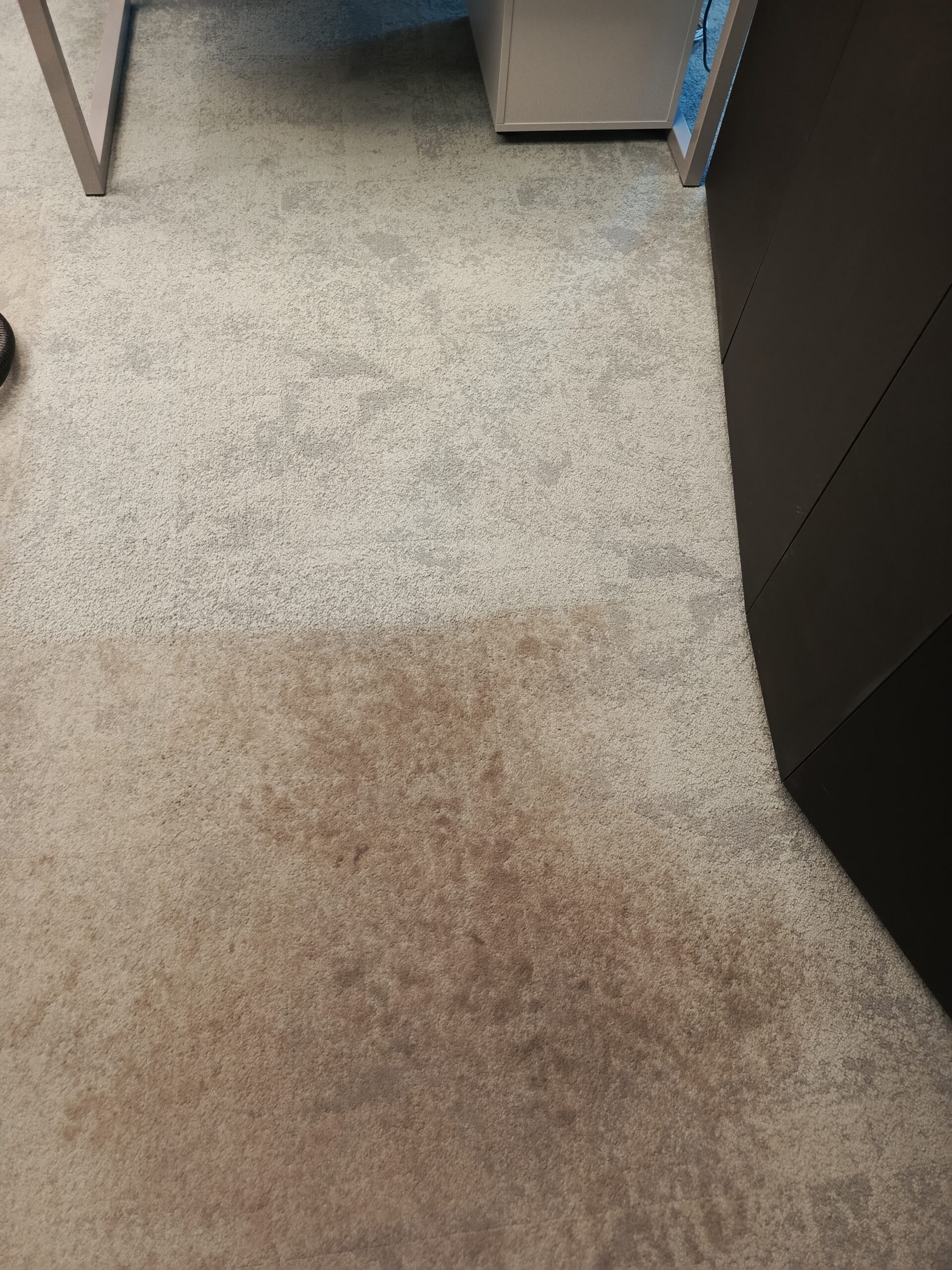 Pranie wykładzin Warszawa – efekt przed i po profesjonalnym czyszczeniu Cleaner Mix
